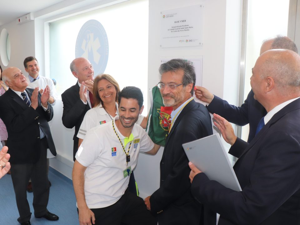 Placa de inauguração da nova base da VMER de Santa Maria descerrada por Carlos das Neves Martins, Presidente da ULSSM, Helena Correia e Alexandre Caldeira, coordenadores da VMER, João Gouveia, diretor da Urgência, José Alexandre Abrantes, adjunto da Ministra da Saúde e fundador da VMER, e Luis Meira, presidente do INEM
