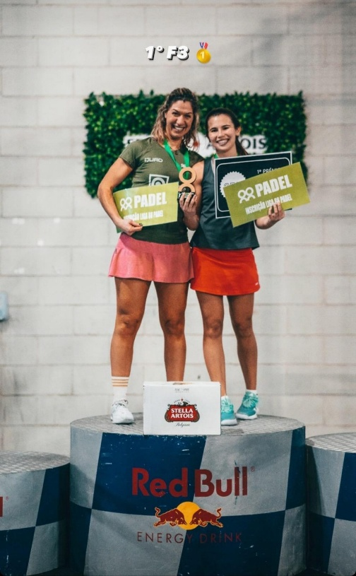 Joana Job no pódio de uma competição de padel