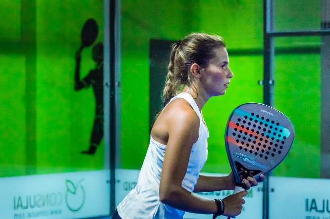 Joana Job a jogar padel
